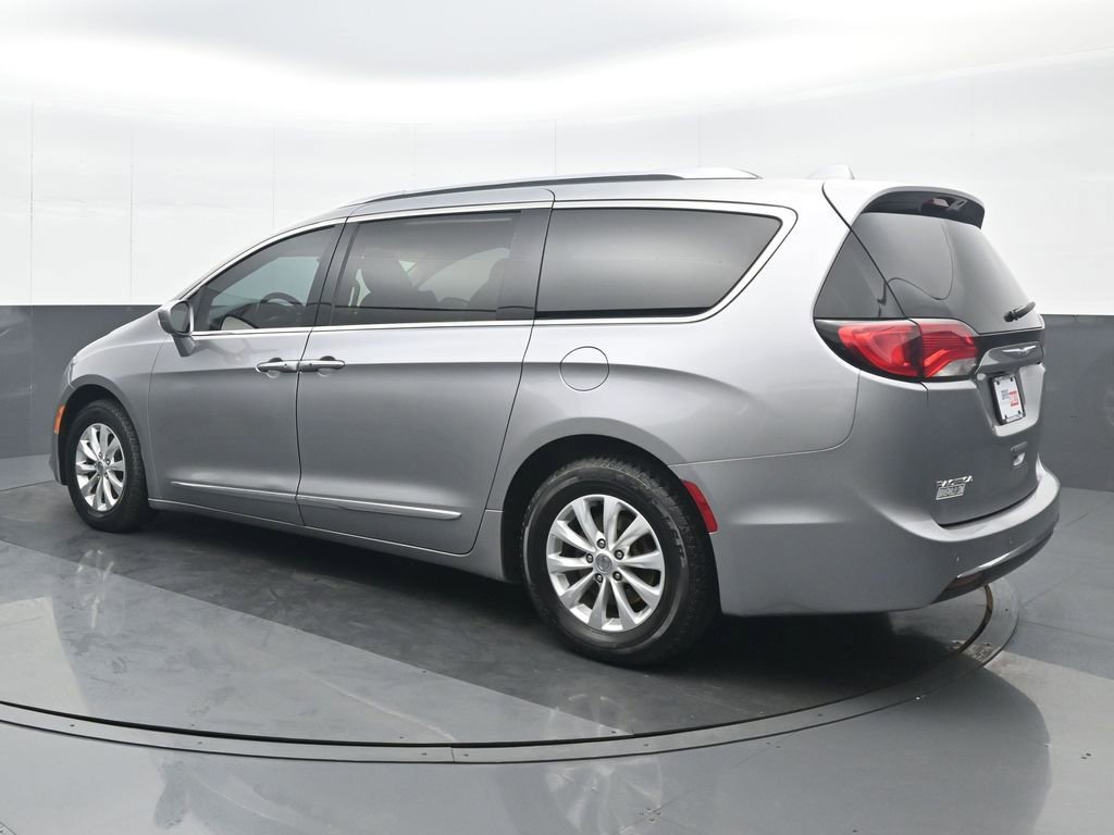 Used 2019 Chrysler Pacifica Touring-L image 4