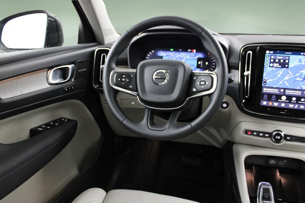 Used 2025 Volvo XC40 B5 Ultra AWD/4WD image 18