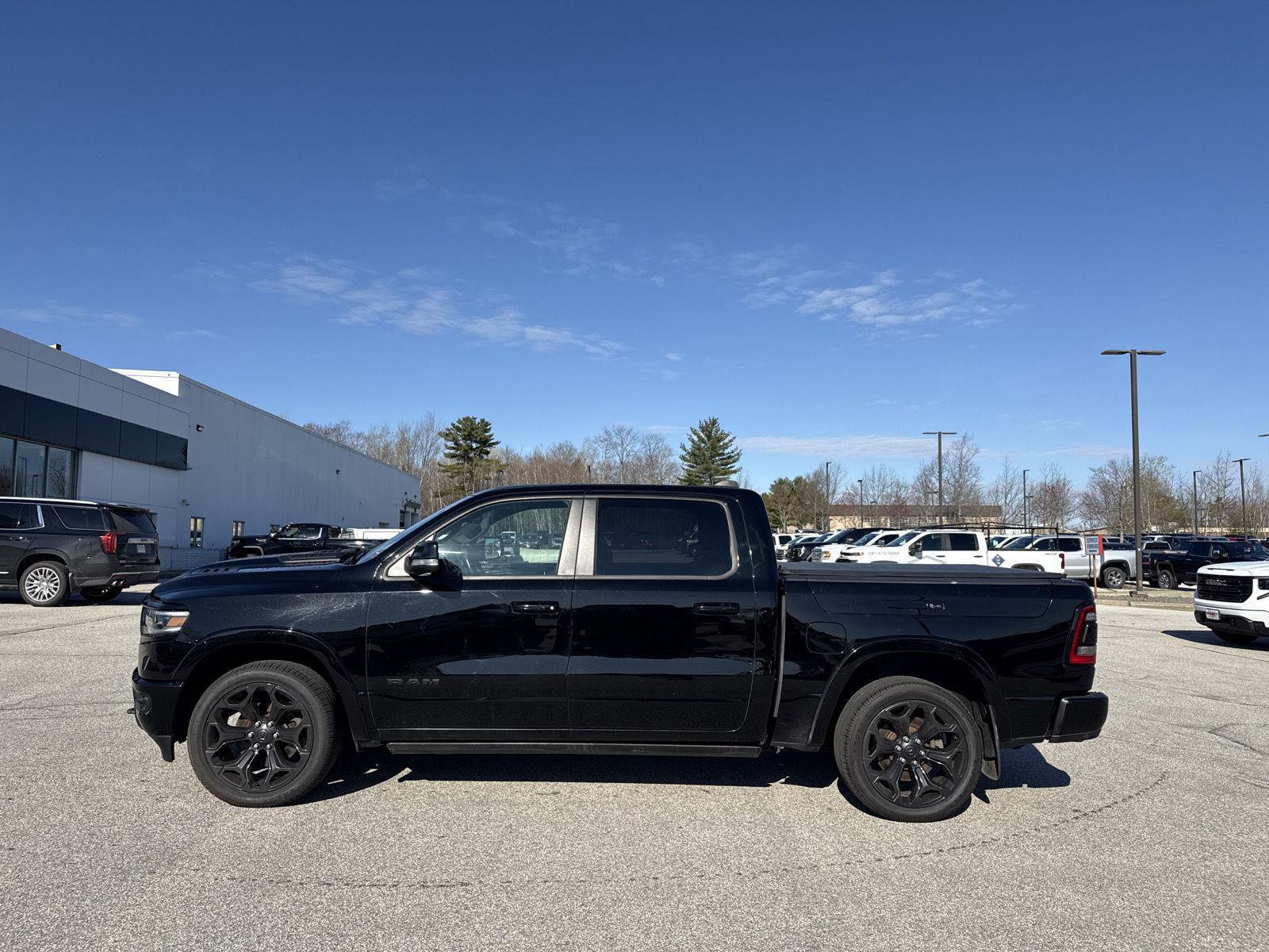 Used 2020 RAM 1500 Limited w/ Black Appearance Package AWD/4WD image 3