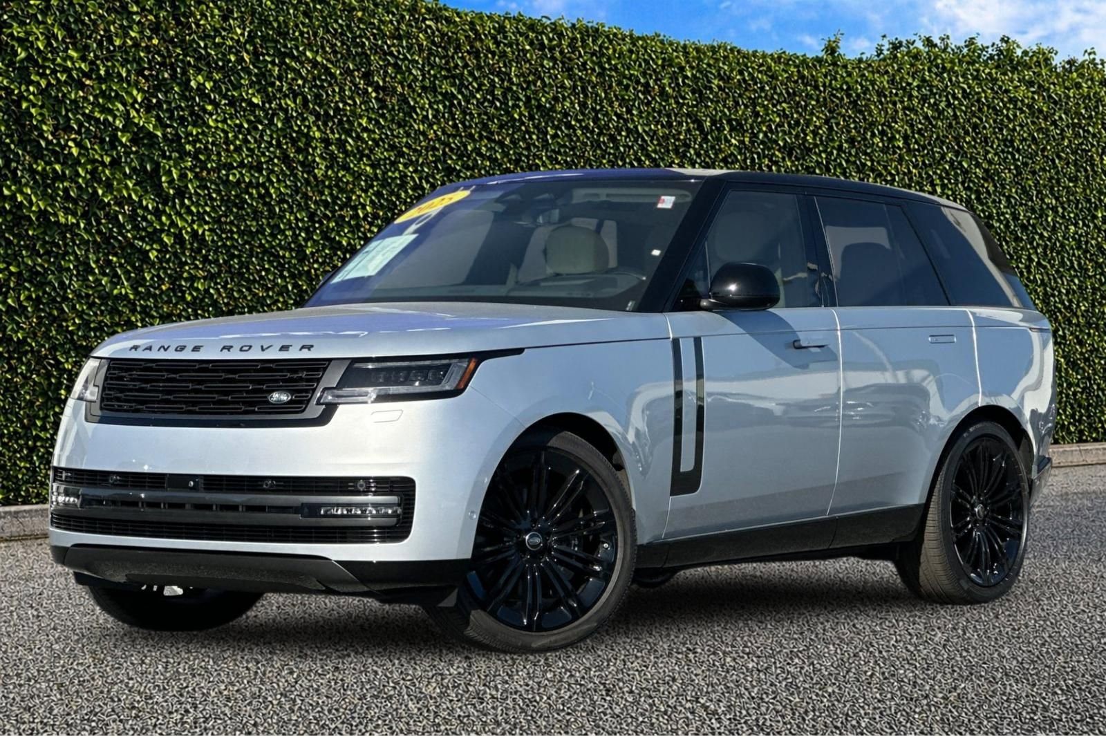 Used 2025 Land Rover Range Rover SE AWD/4WD image 8