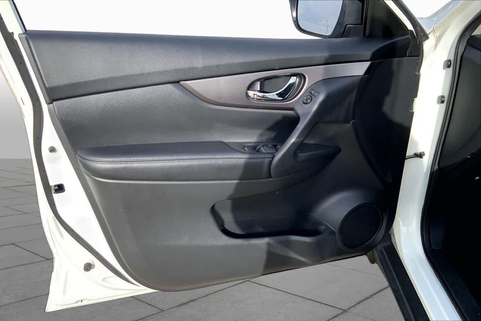 Used 2016 Nissan Rogue S w/ Appearance Package FWD image 22