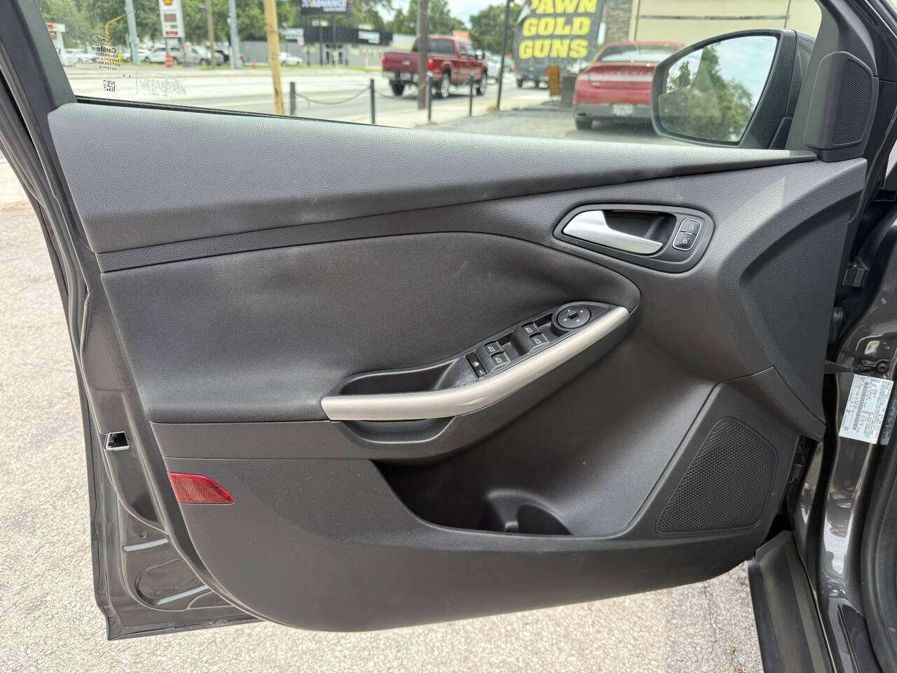 Used 2015 Ford Focus Titanium FWD image 11