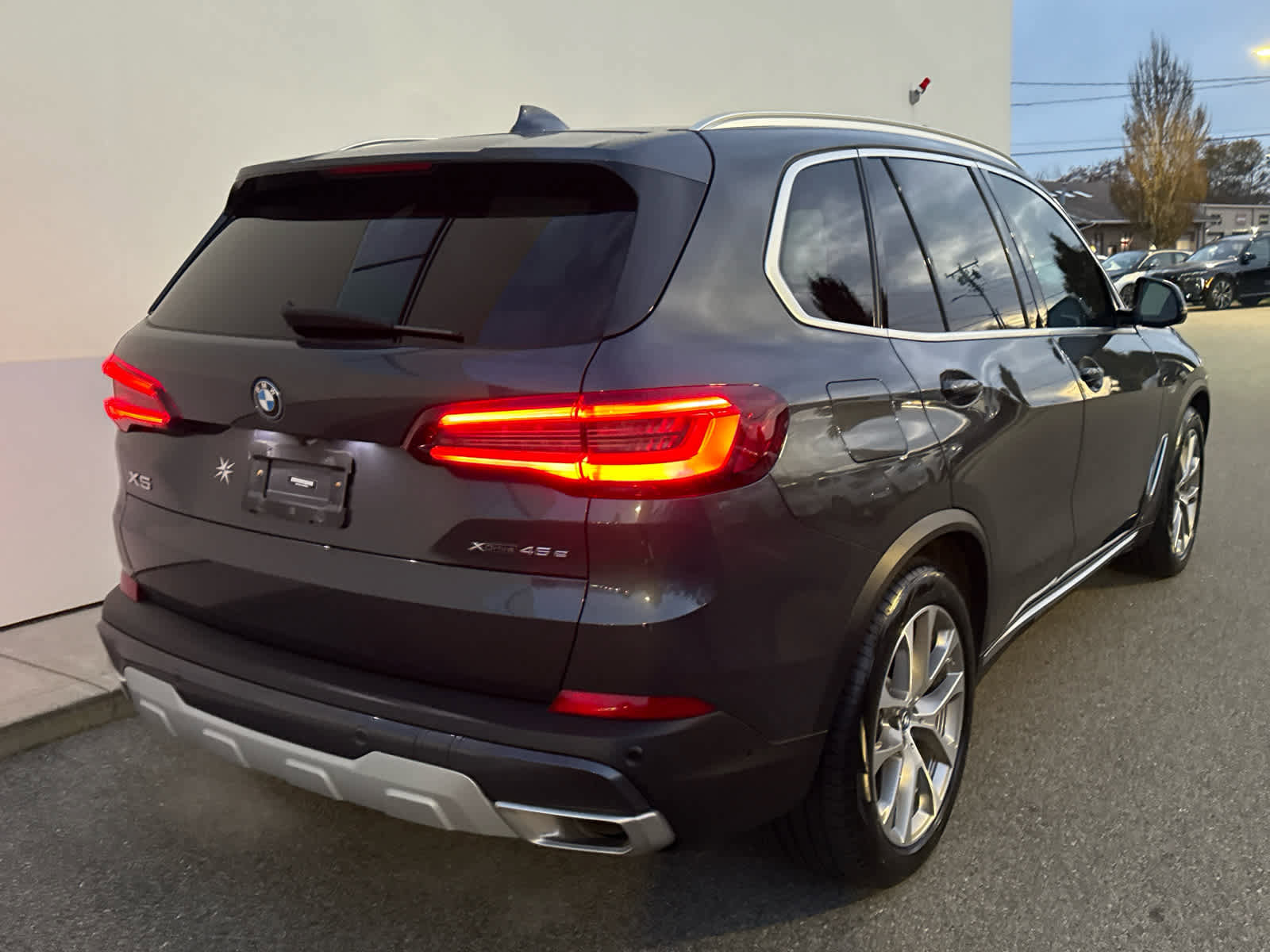 Used 2022 BMW X5 xDrive45e w/ Parking Assistance Package AWD/4WD image 4