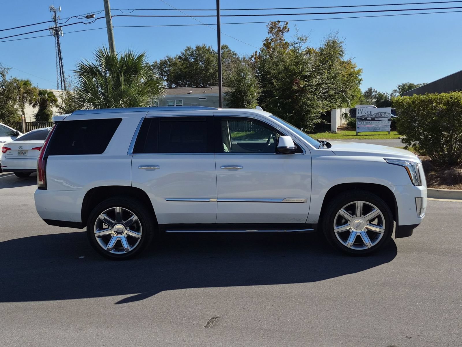 Used 2018 Cadillac Escalade Luxury RWD image 4