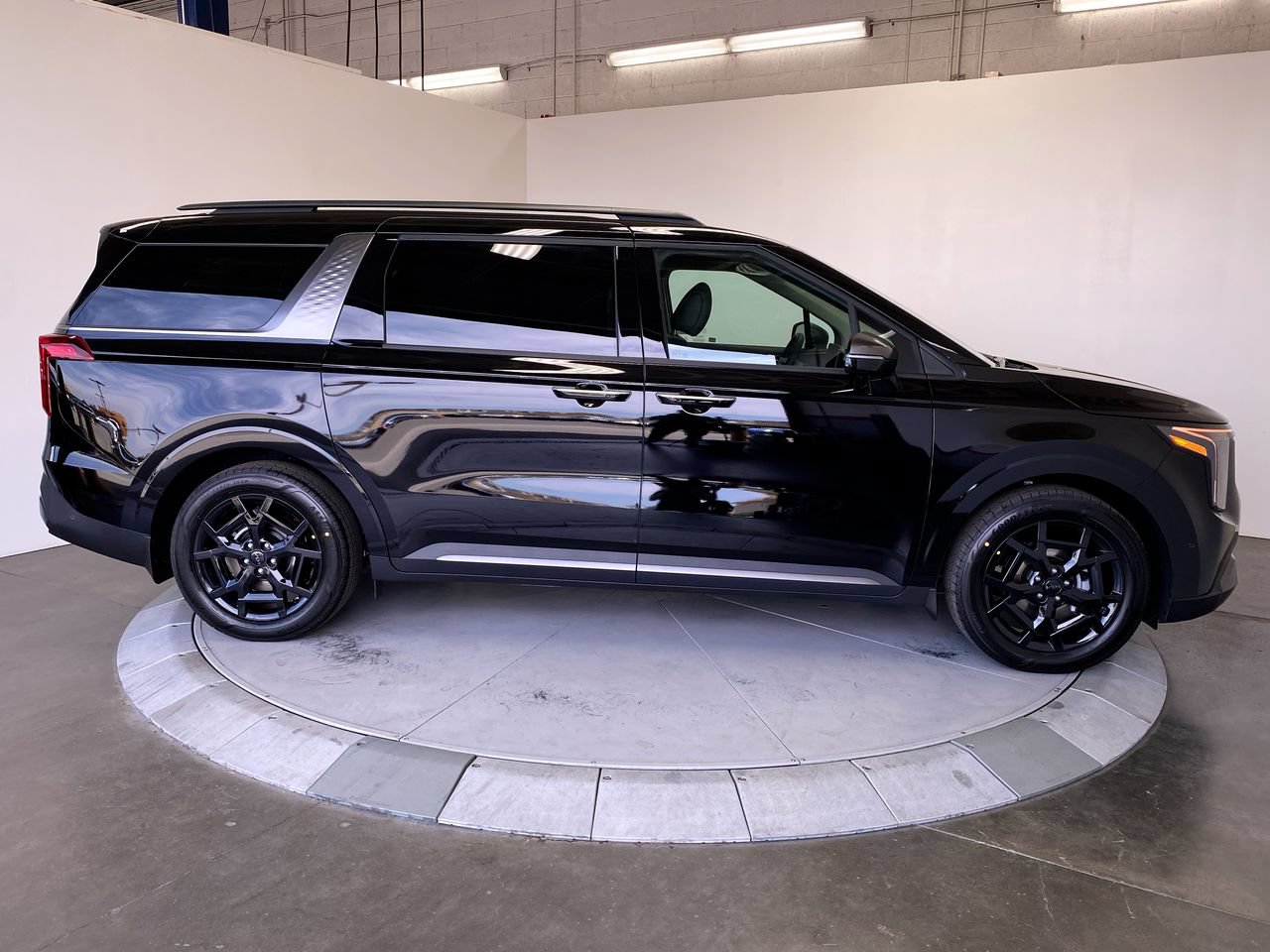 New 2027 Kia Carnival SX w/ Dark Edition Package FWD image 6