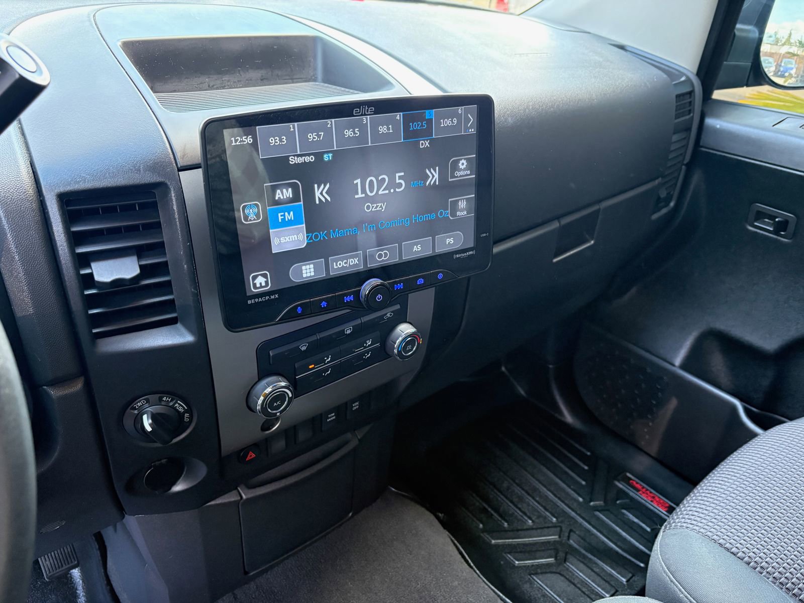 Used 2010 Nissan Titan SE AWD/4WD image 25