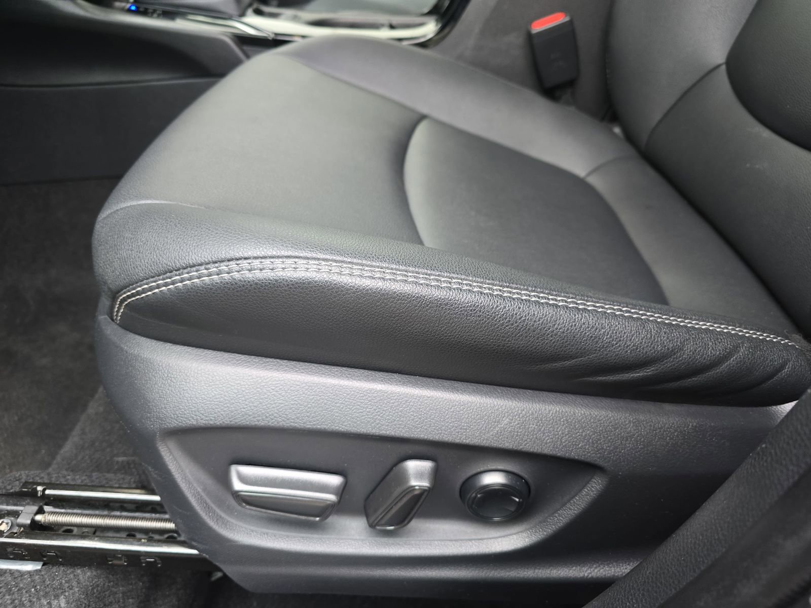 Used 2025 Toyota Corolla Cross XLE image 30