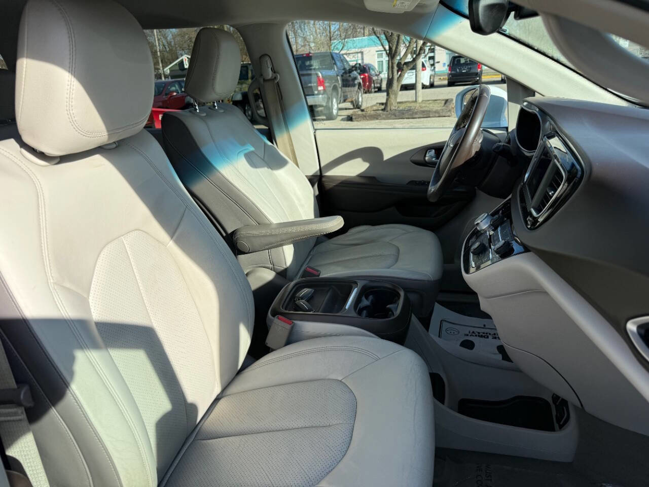 Used 2018 Chrysler Pacifica Touring-L image 34