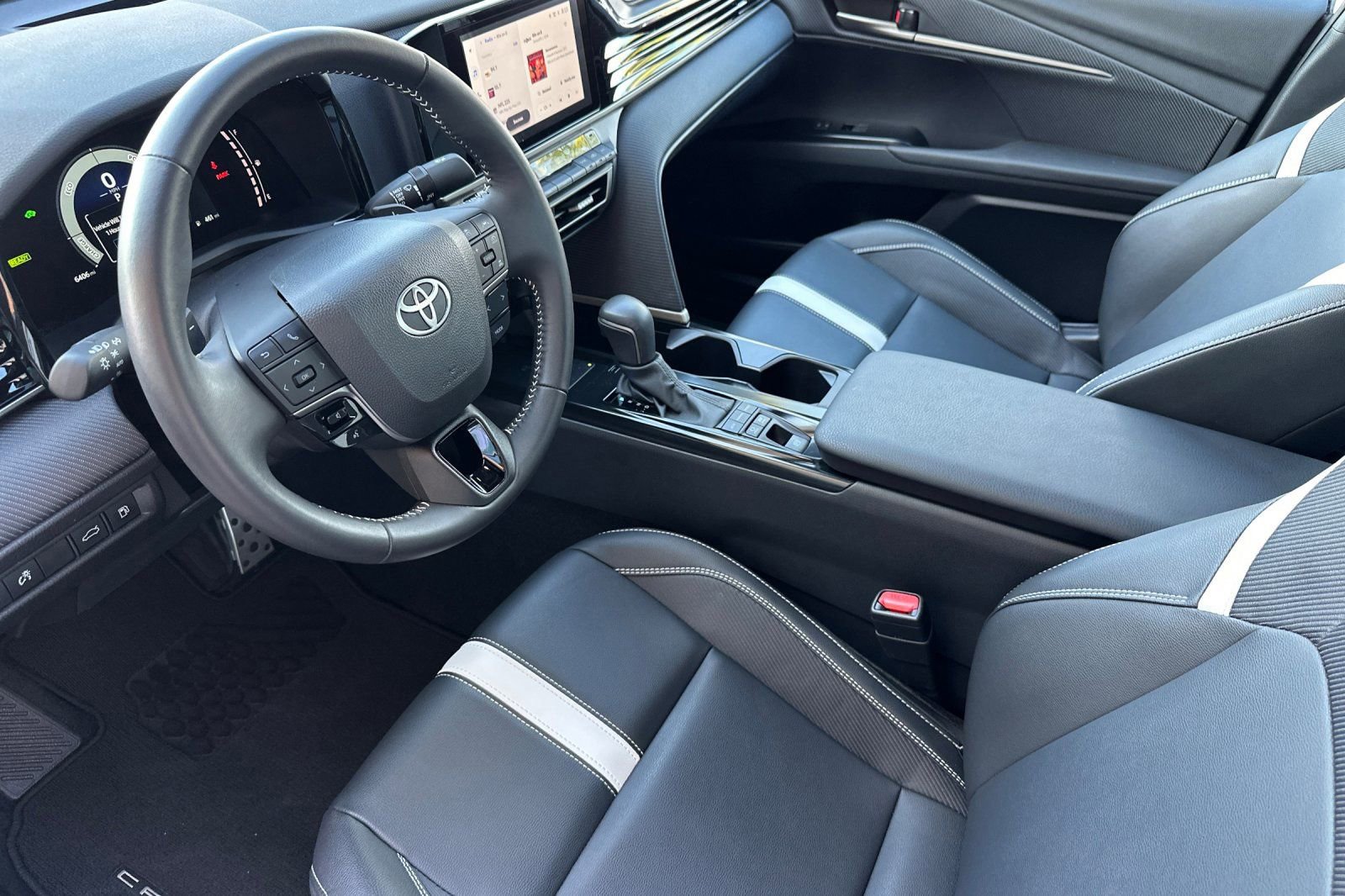 Used 2025 Toyota Camry SE image 10