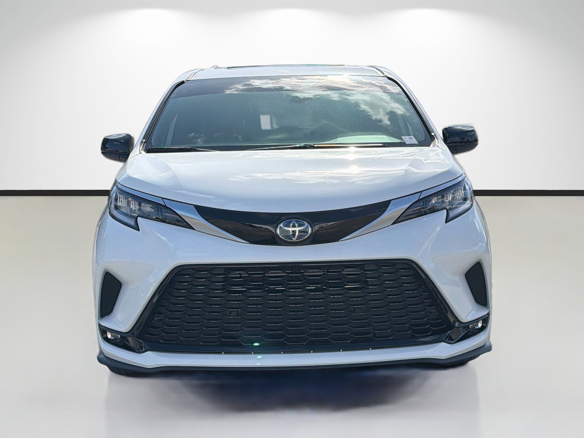 Used 2024 Toyota Sienna XSE w/ XSE Plus Package FWD image 8