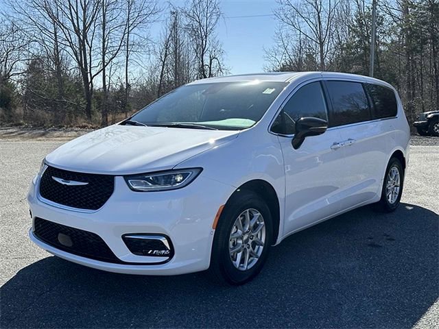 New 2025 Chrysler Pacifica Select image 2