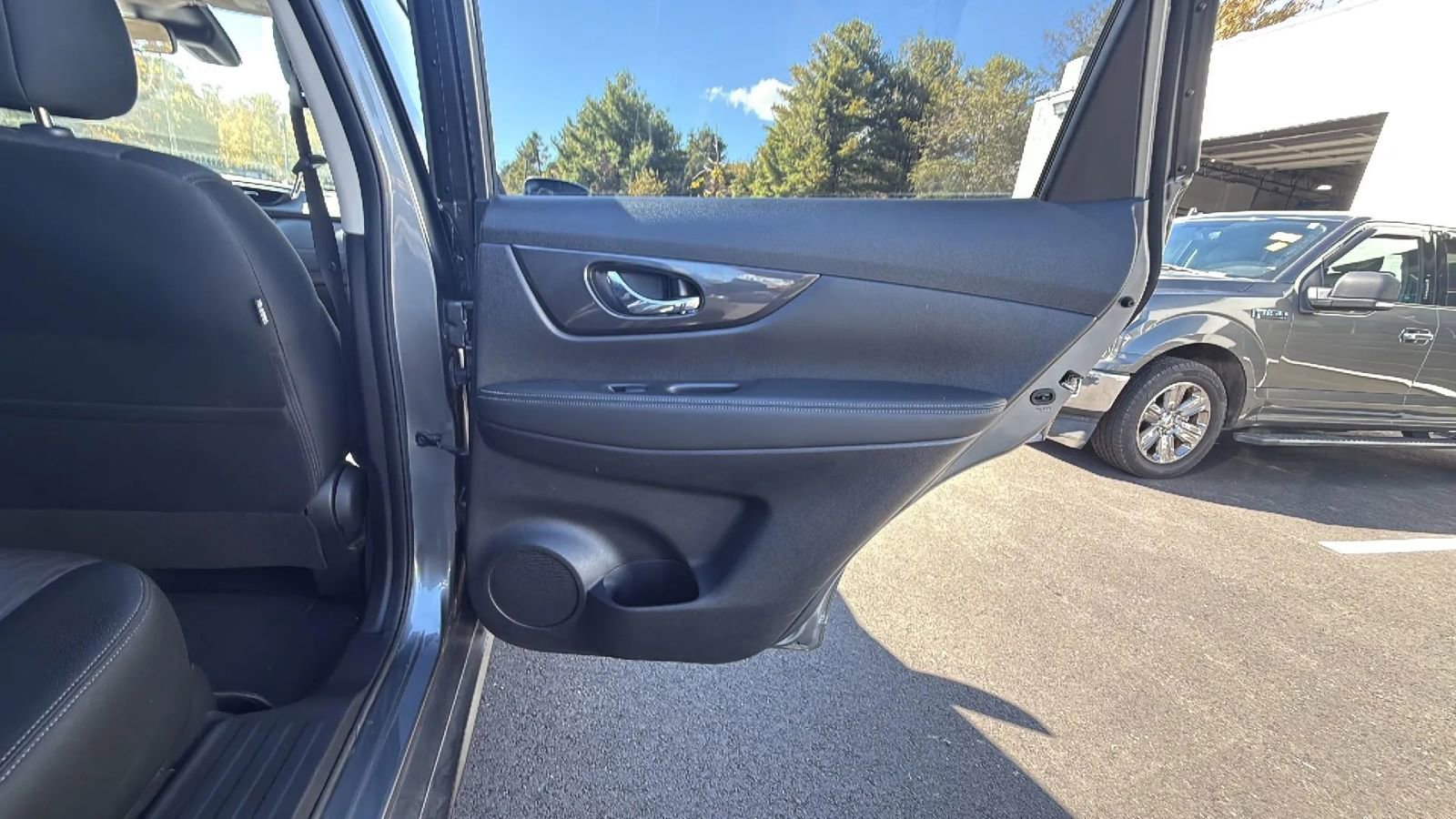 Used 2020 Nissan Rogue SV image 40