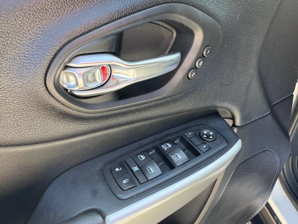 Used 2017 Jeep Cherokee Trailhawk AWD/4WD image 17