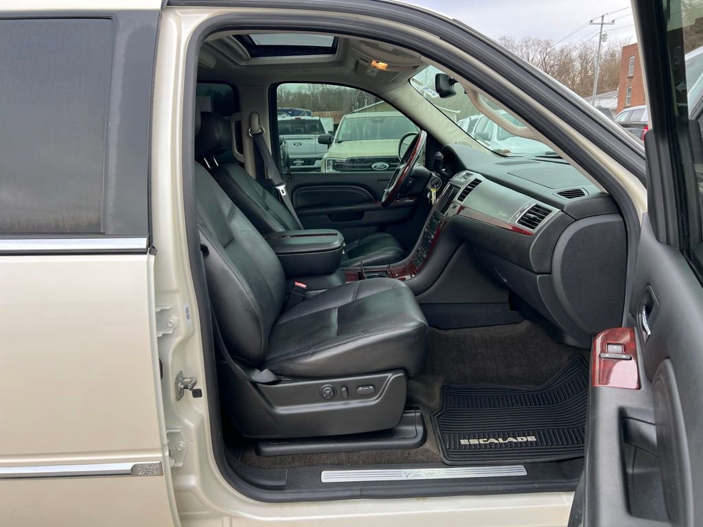 Used 2010 Cadillac Escalade Luxury image 22
