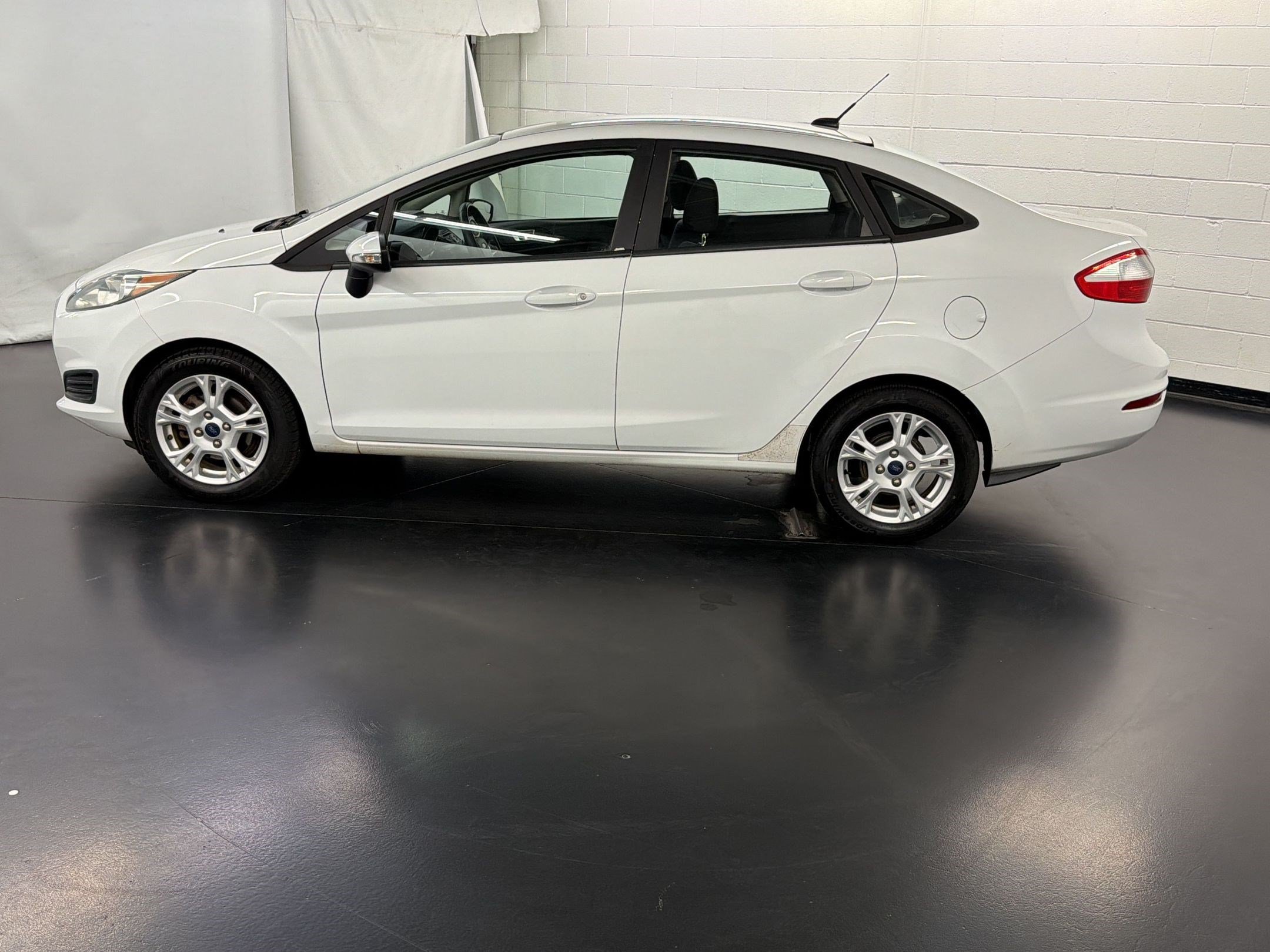 Used 2016 Ford Fiesta SE FWD image 2