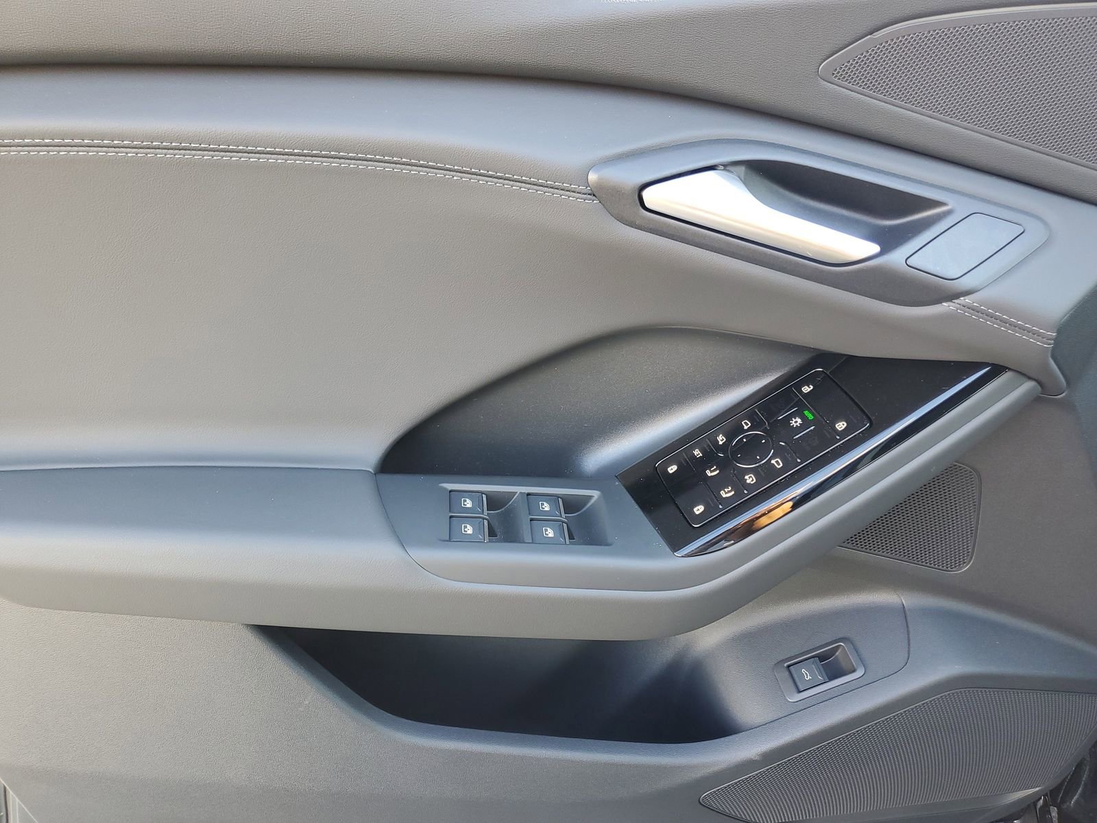 New 2025 Audi Q6 e-tron Premium image 20