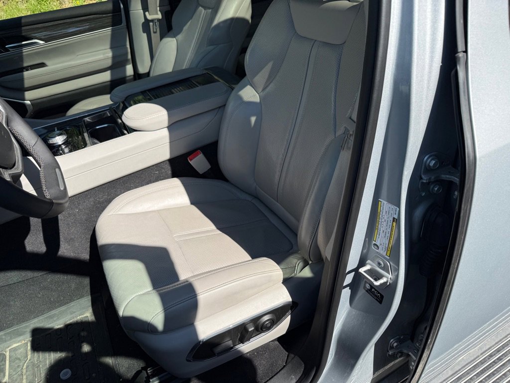 Used 2022 Jeep Wagoneer Series III w/ Premium Group I AWD/4WD image 3