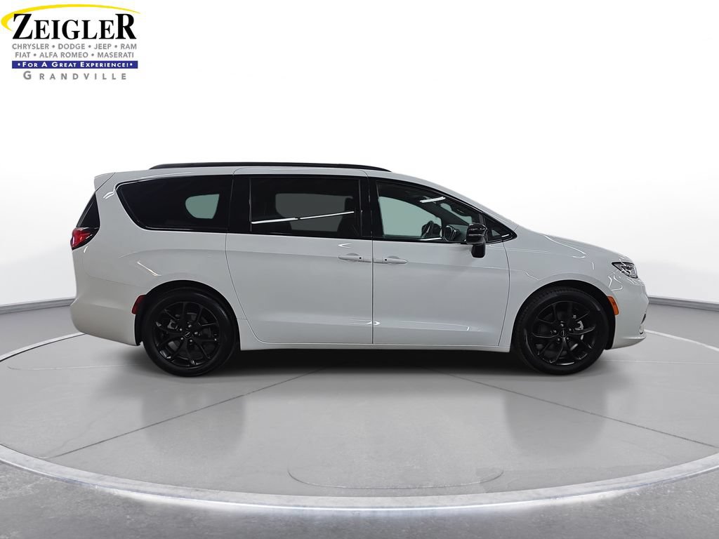Certified 2025 Chrysler Pacifica Limited FWD image 4