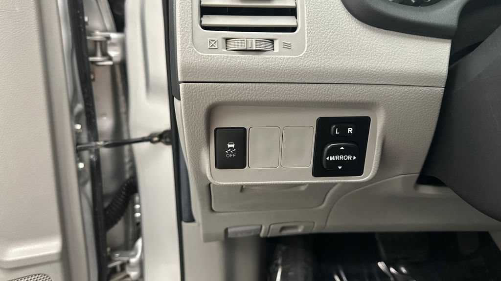 Used 2013 Toyota Corolla LE FWD image 18