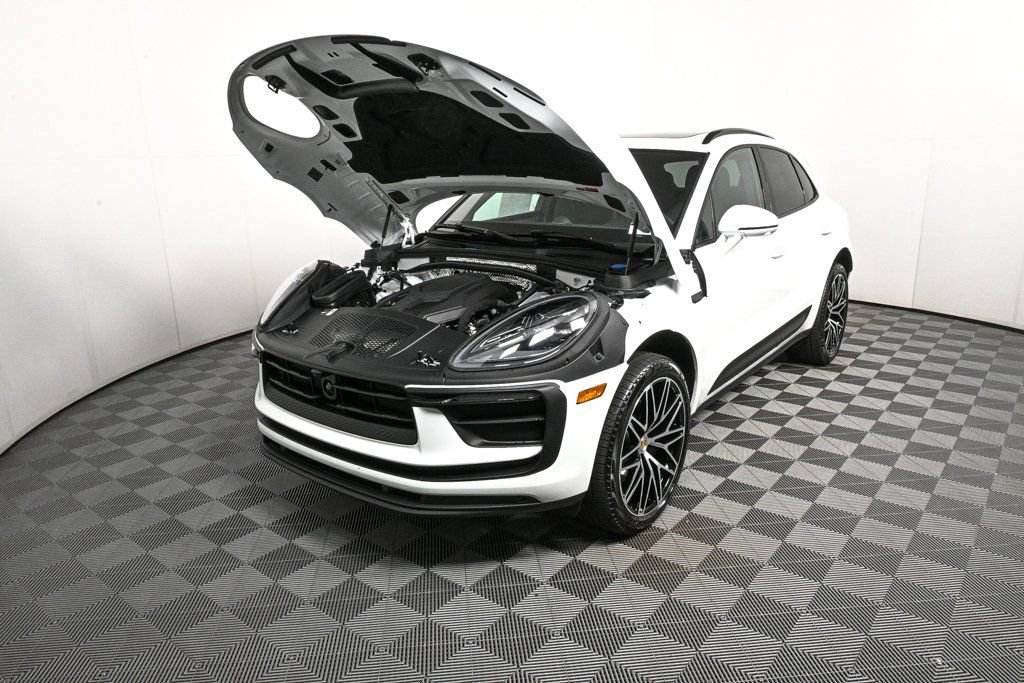 Certified 2026 Porsche Macan AWD/4WD image 34