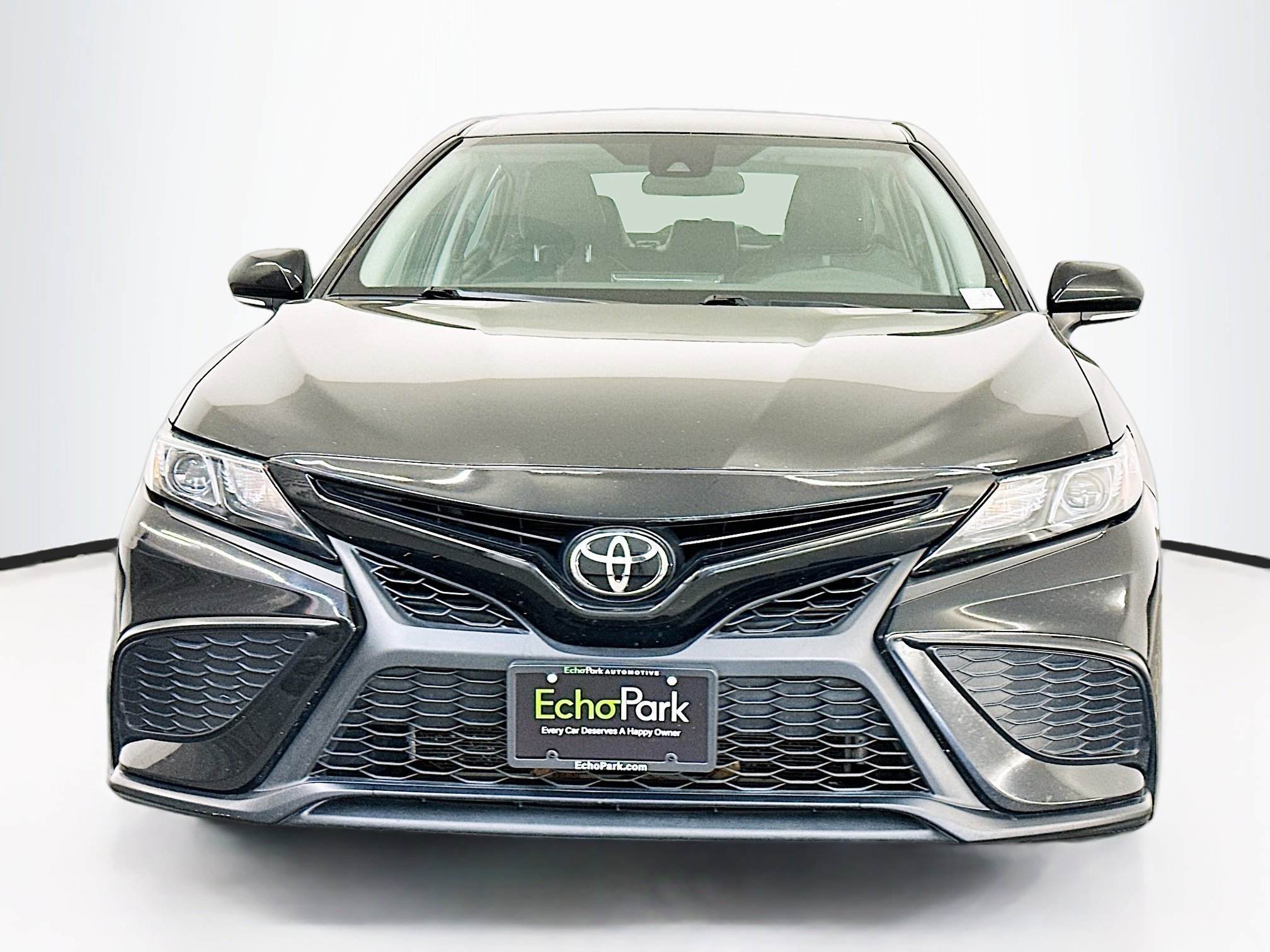 Used 2024 Toyota Camry SE image 2