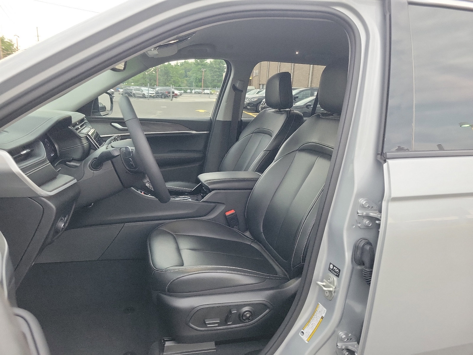 Certified 2023 Jeep Grand Cherokee Limited AWD/4WD image 13