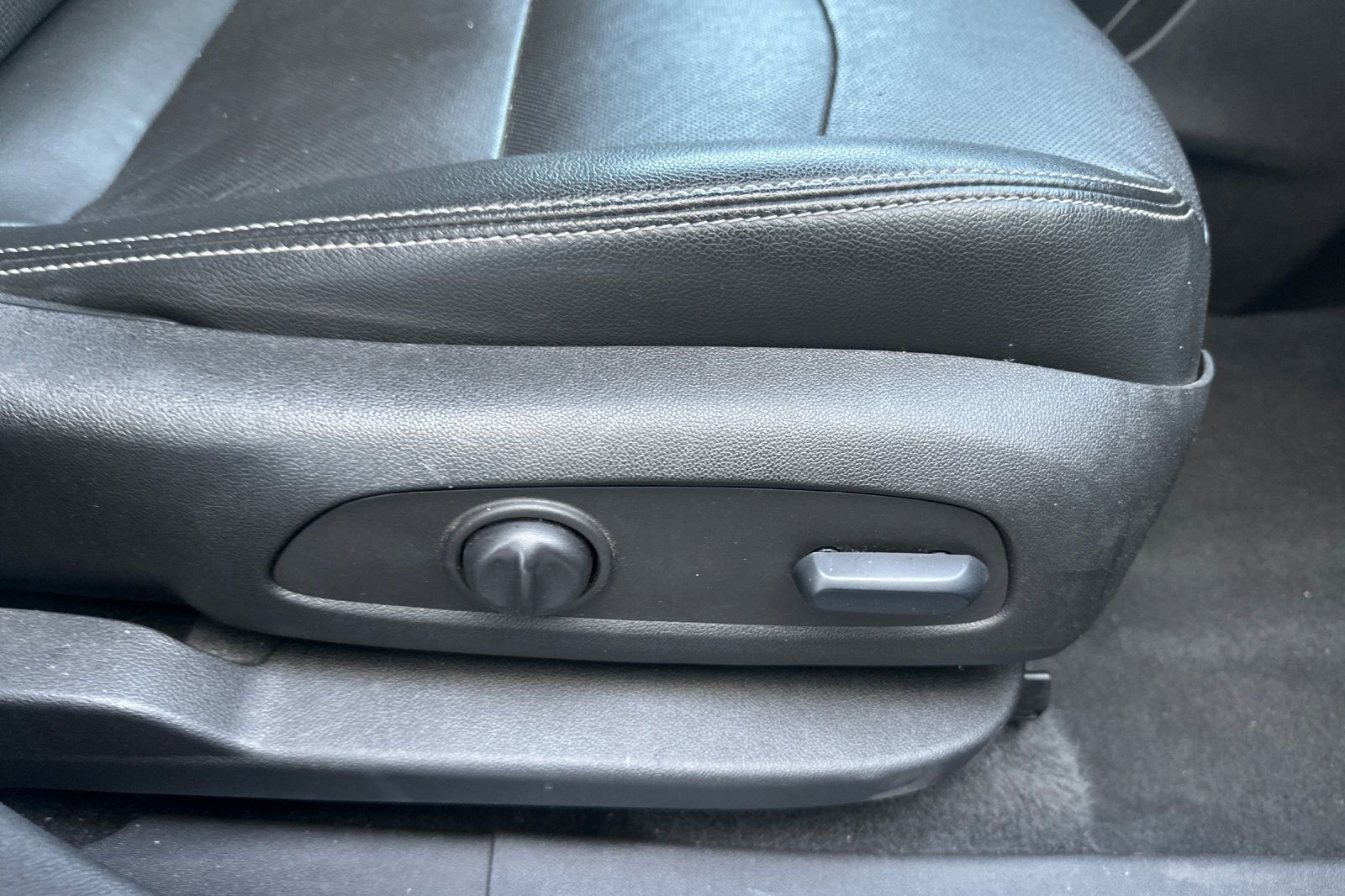 Used 2023 GMC Terrain SLT image 23