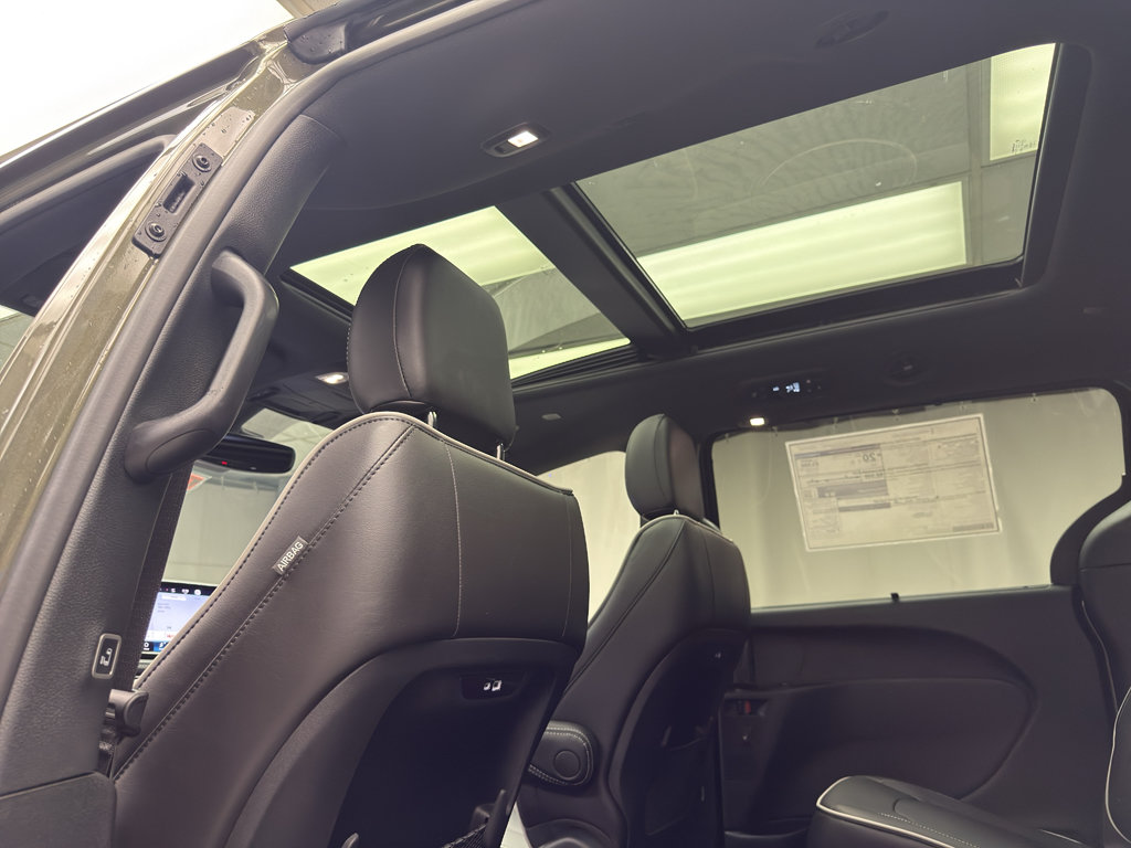 New 2027 Chrysler Pacifica Limited AWD/4WD image 14