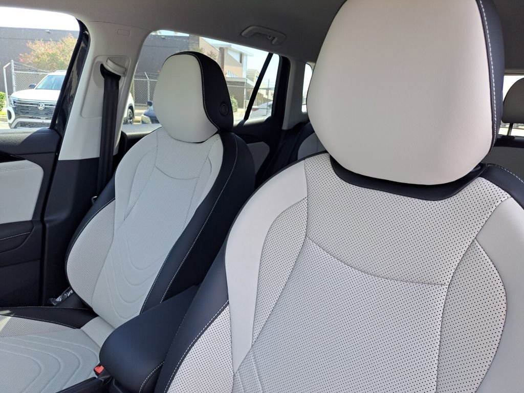 New 2025 Volkswagen Tiguan SE image 18