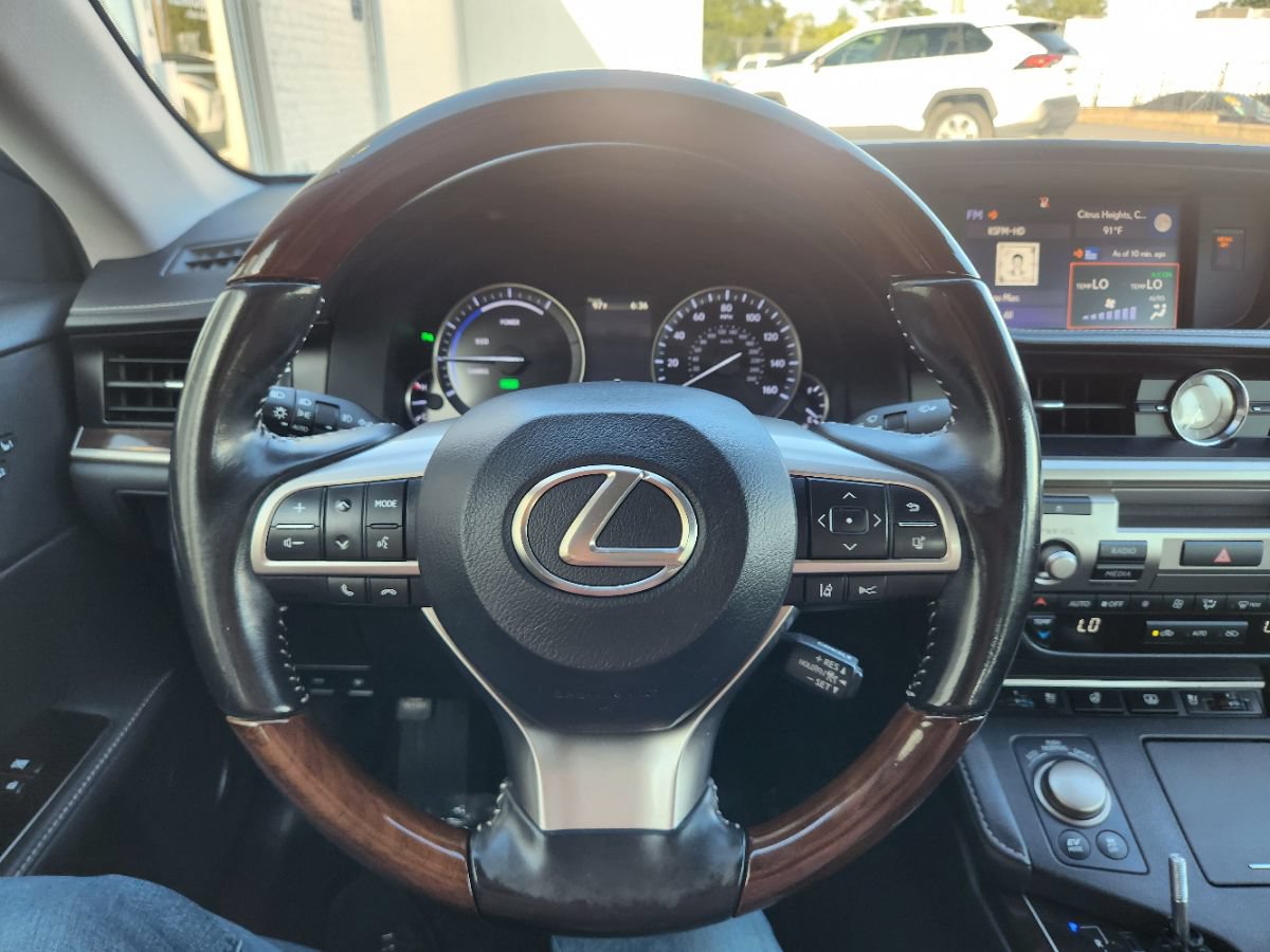 Used 2018 Lexus ES 300h w/ Luxury Package FWD image 19