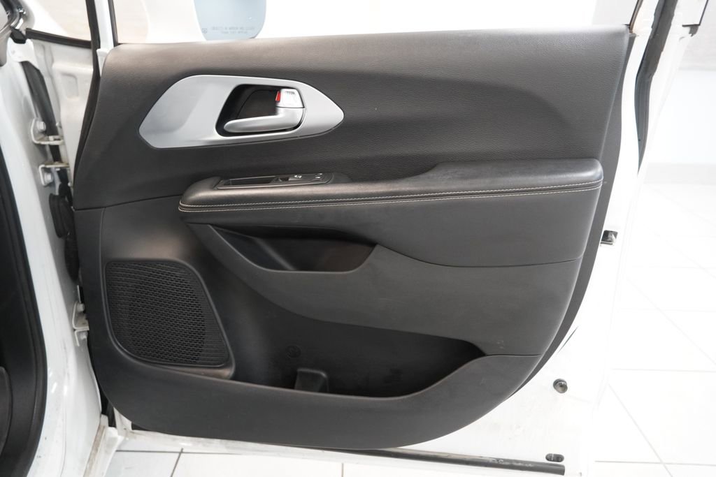 Used 2018 Chrysler Pacifica Touring-L Plus w/ S Appearance Package FWD image 31