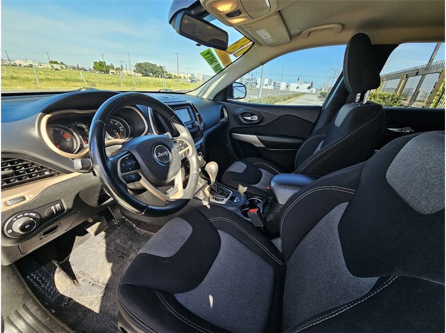 Used 2018 Jeep Cherokee Latitude w/ Altitude Package image 10