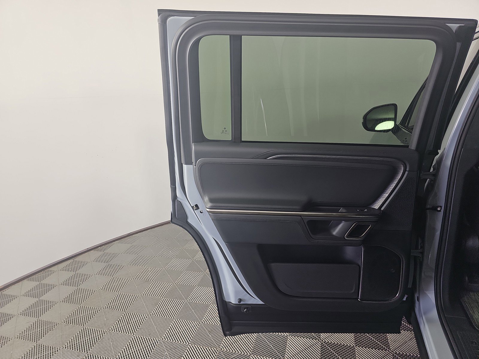 Used 2024 Rivian R1S Adventure AWD/4WD image 17