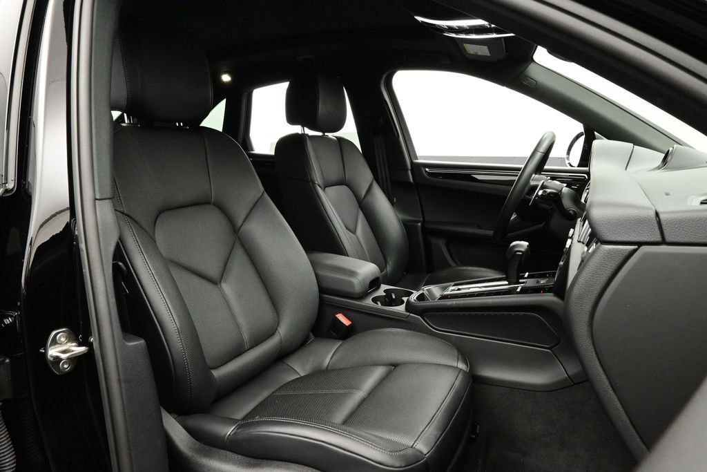 Certified 2025 Porsche Macan AWD/4WD image 18
