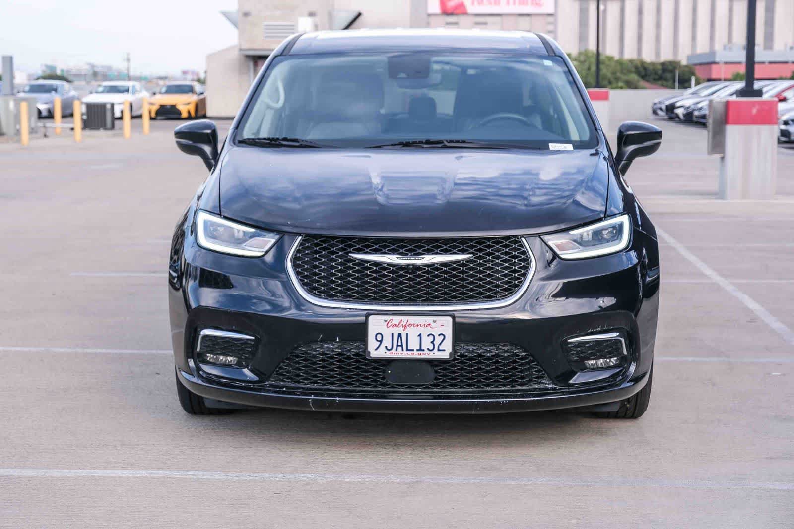 Used 2023 Chrysler Pacifica Touring-L FWD image 2