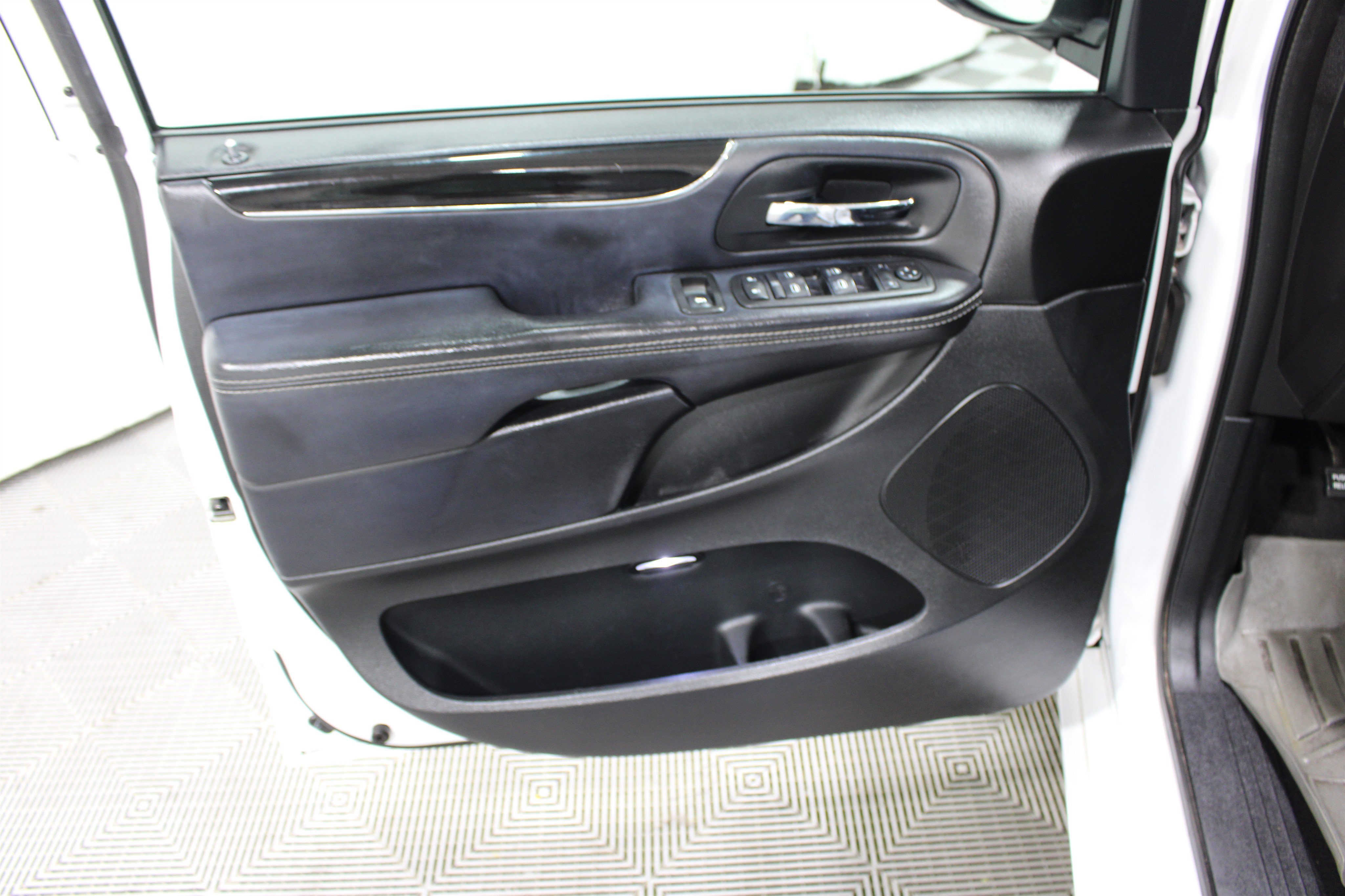 Used 2014 Chrysler Town & Country S FWD image 6