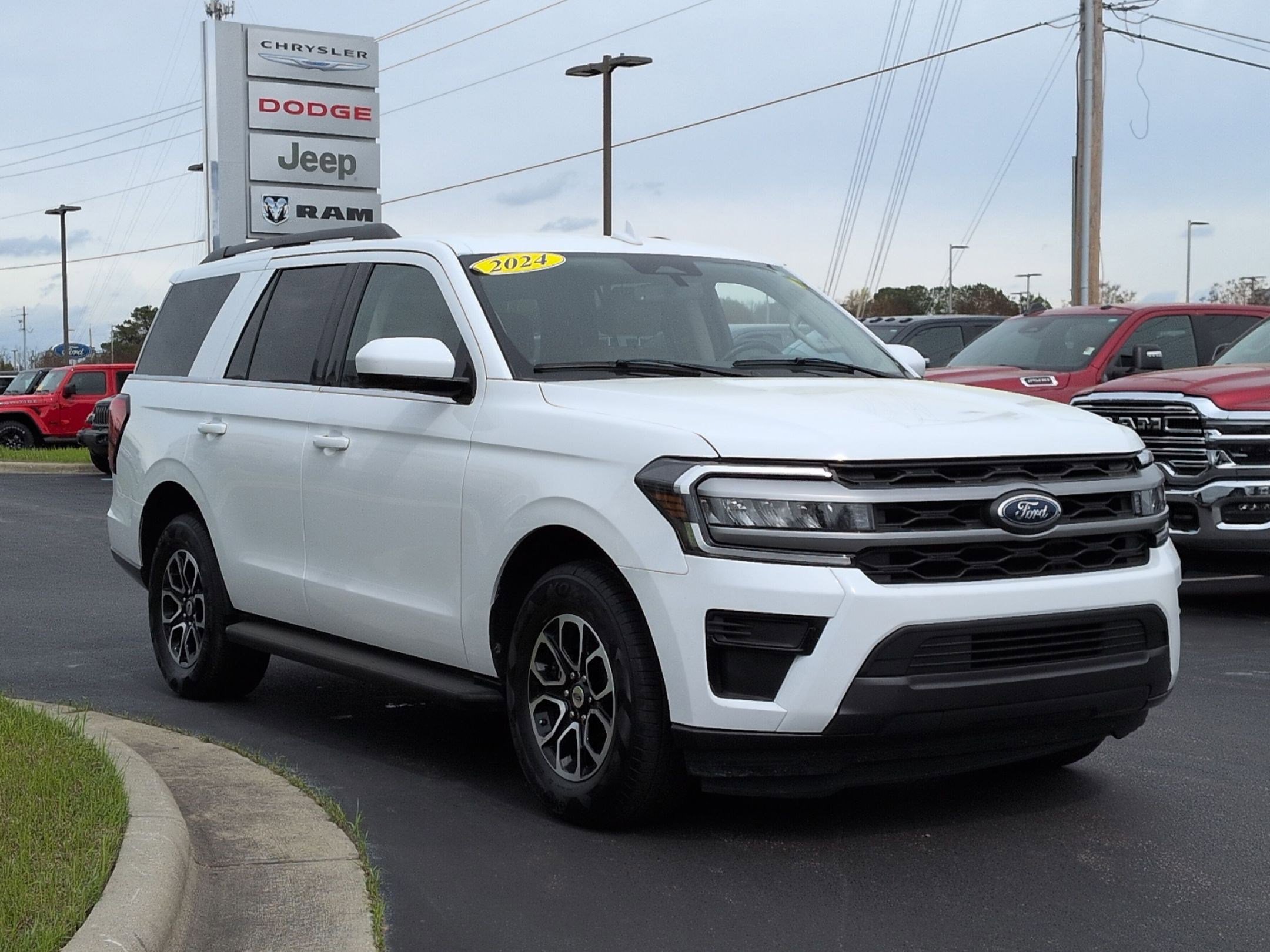 Used 2024 Ford Expedition XLT image 3