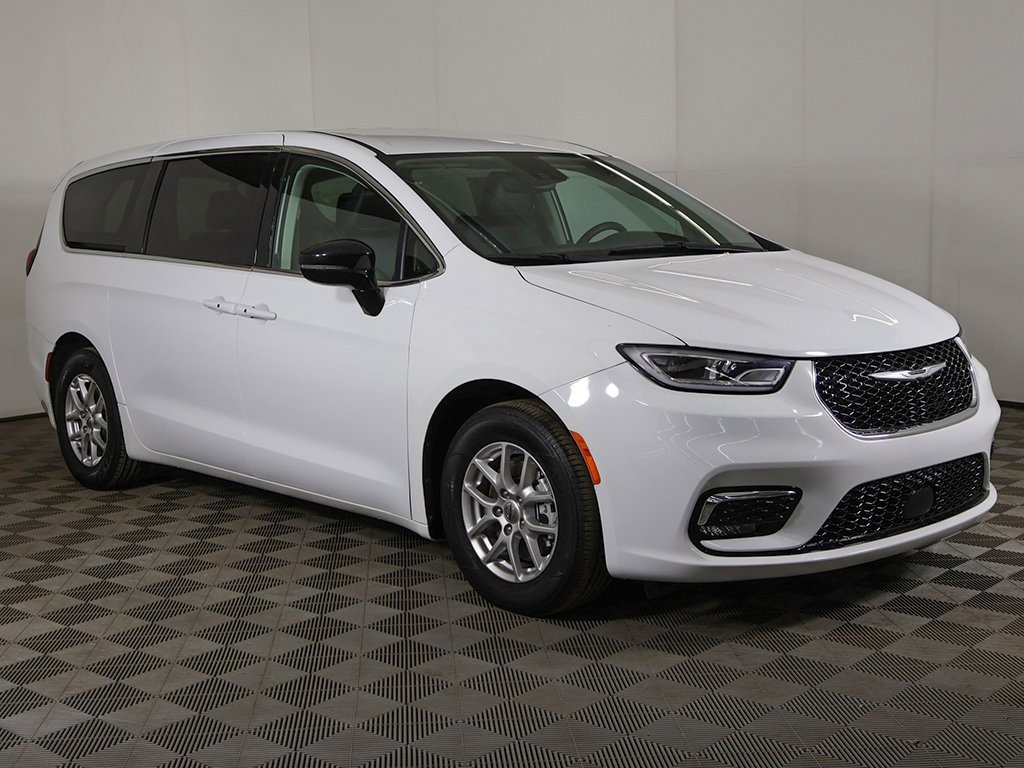 Used 2024 Chrysler Pacifica Touring-L image 2