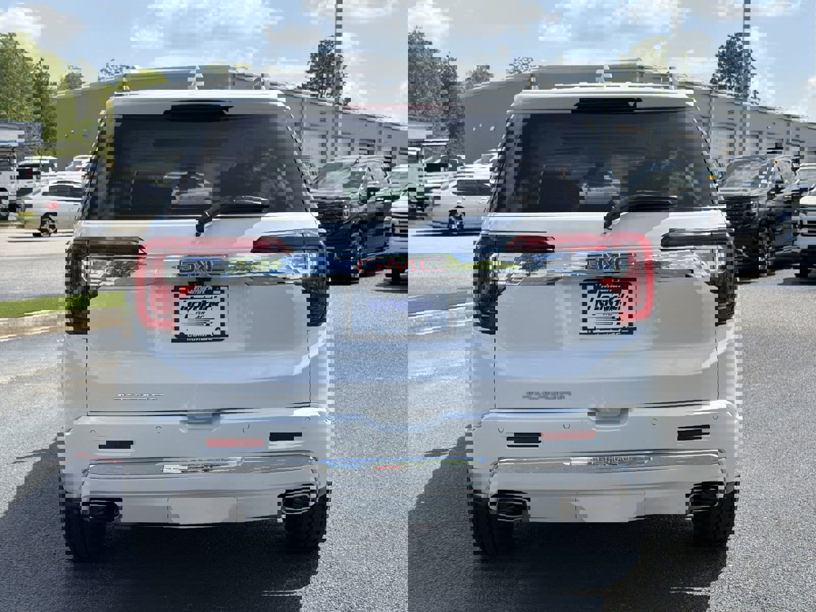 Used 2023 GMC Acadia Denali w/ Denali Technology Package image 9