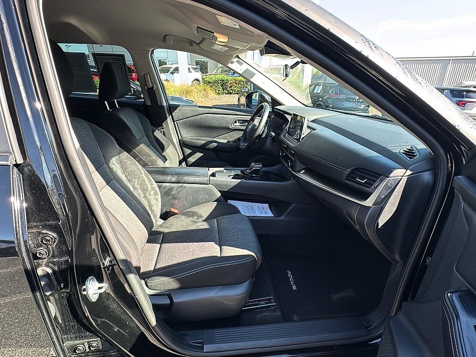 Certified 2025 Nissan Rogue SV FWD image 24