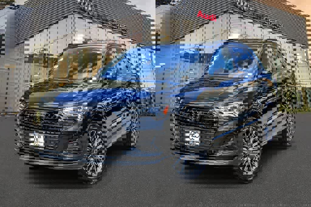 Used 2023 Audi Q3 2.0T Premium w/ Convenience Package AWD/4WD image 1