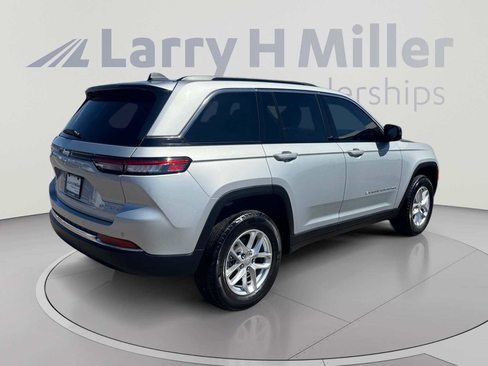 Used 2025 Jeep Grand Cherokee Laredo w/ Luxury Tech Group I AWD/4WD image 5