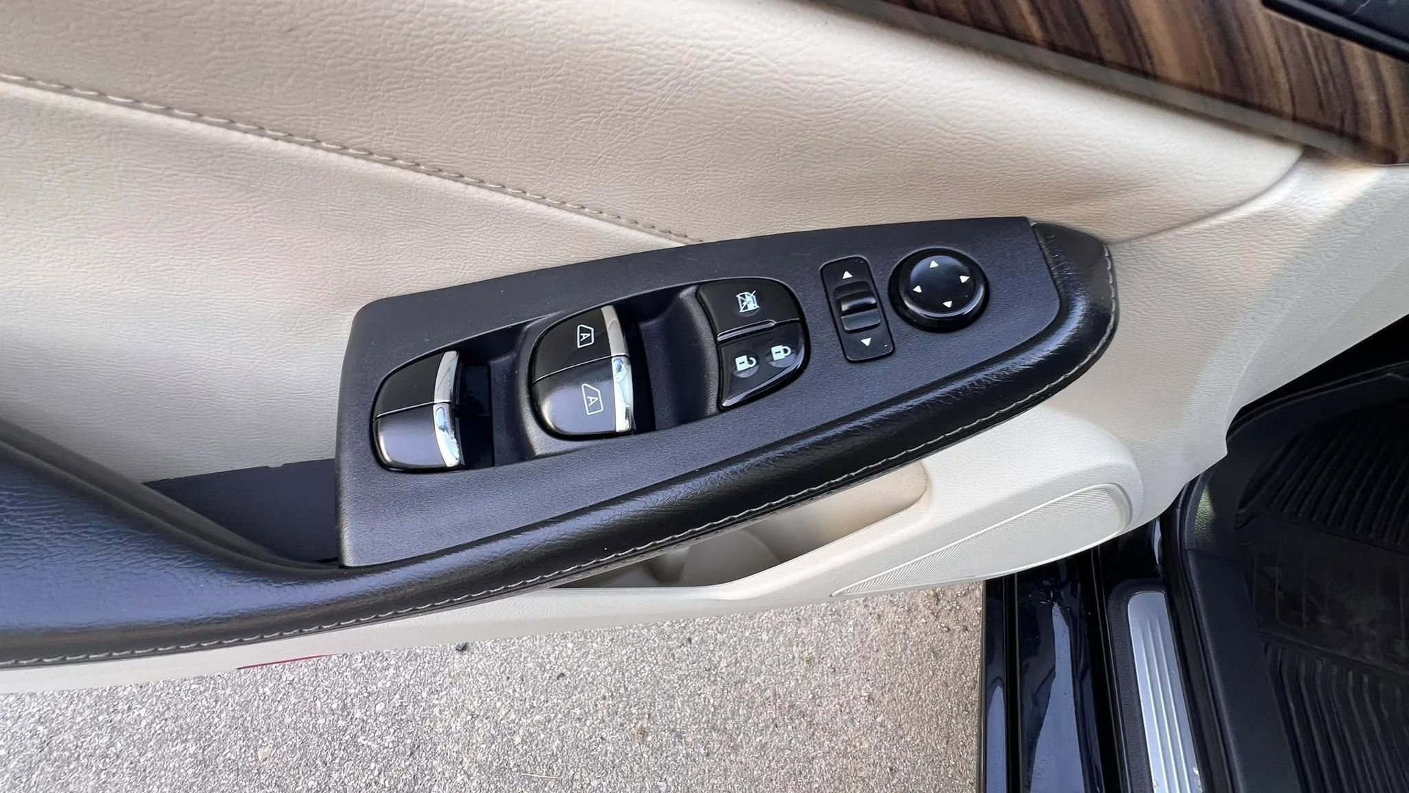 Used 2017 Nissan Maxima Platinum FWD image 23