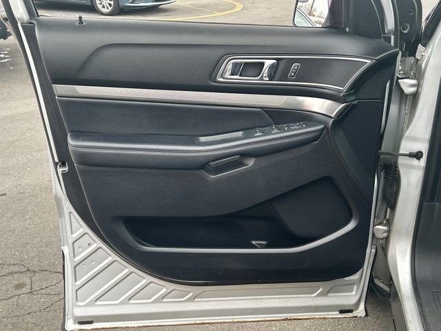 Used 2017 Ford Explorer XLT image 11