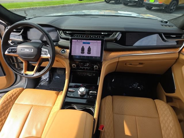 Used 2025 Jeep Grand Cherokee Summit AWD/4WD image 52