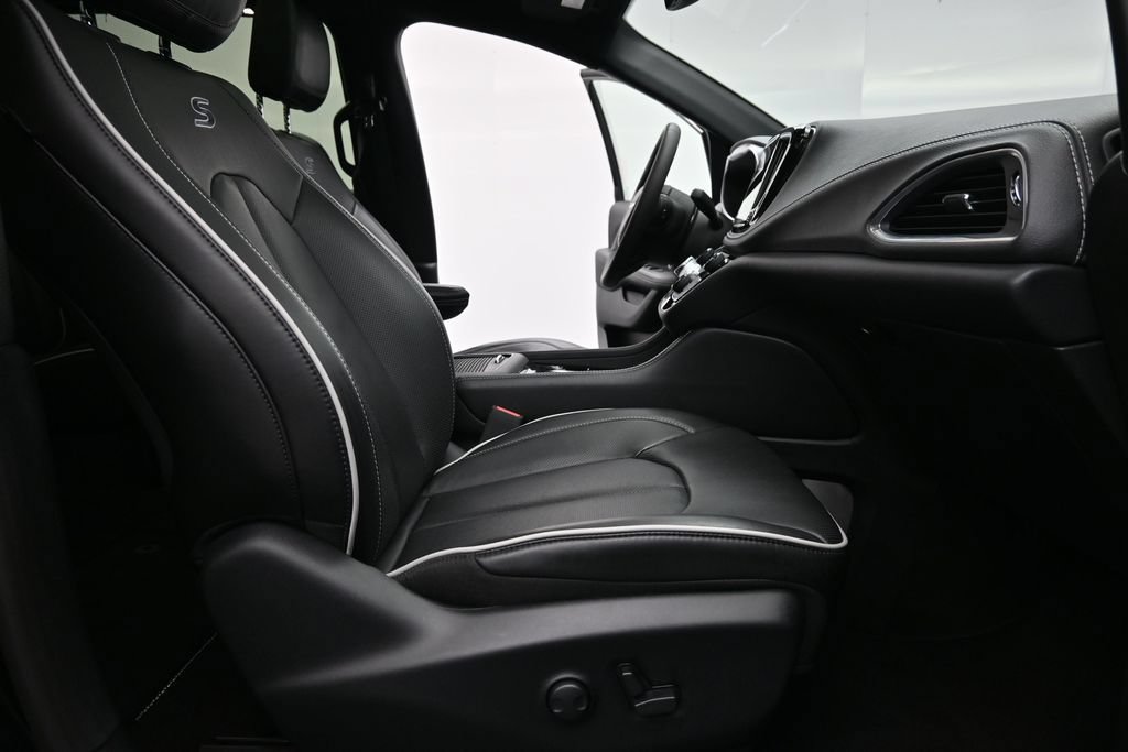 Used 2025 Chrysler Pacifica Limited FWD image 17