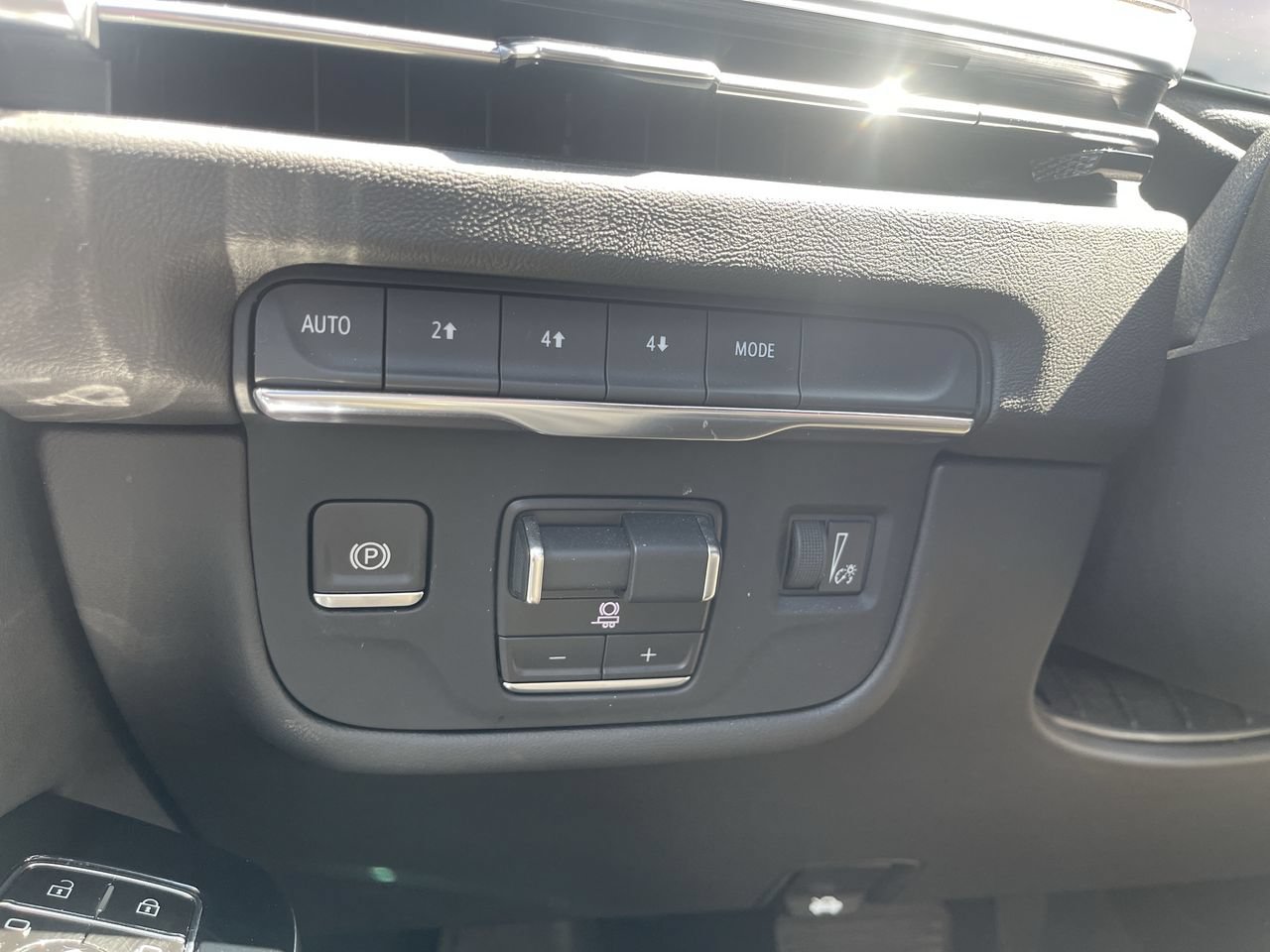 Used 2025 Cadillac Escalade Premium Luxury AWD/4WD image 18