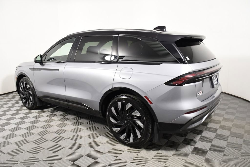 Used 2025 Lincoln Nautilus Reserve image 3