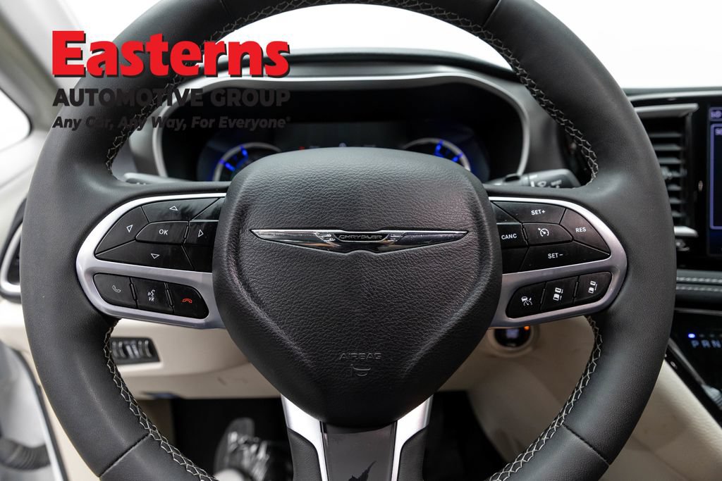 Used 2023 Chrysler Pacifica Touring-L FWD image 10