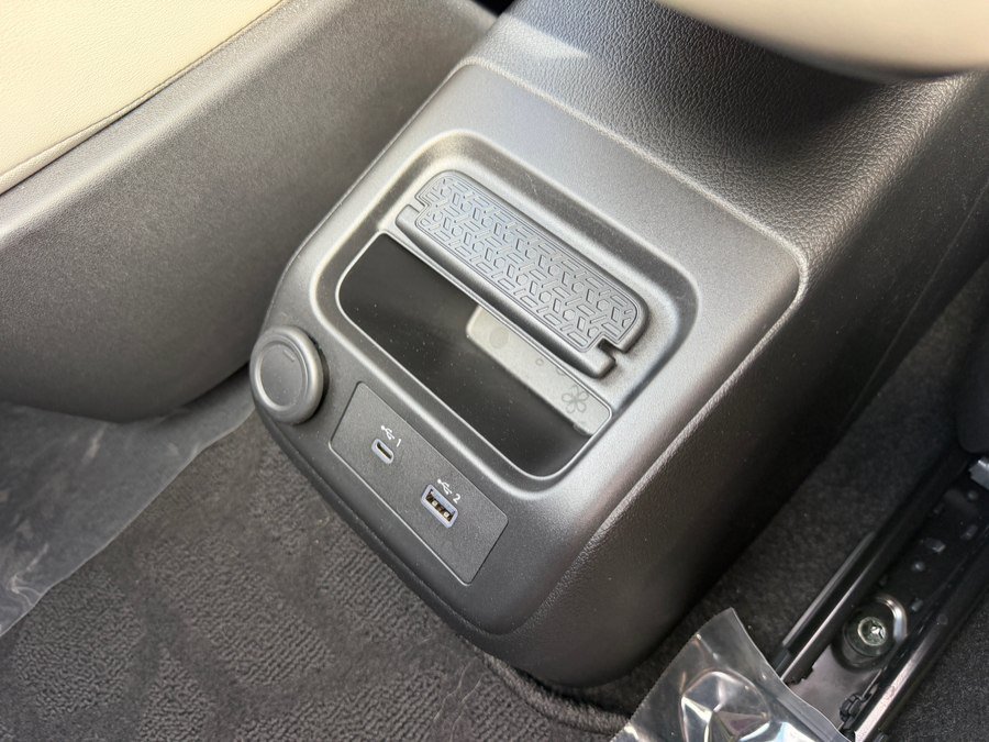 Used 2024 Nissan Ariya AWD image 29